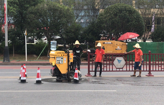 施工機(jī)械化，采用圓形井蓋切割機(jī)整治修復(fù)路面井蓋問(wèn)題